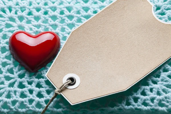 Etiqueta de papel en blanco y corazón rojo sobre fondo azul — Foto de Stock