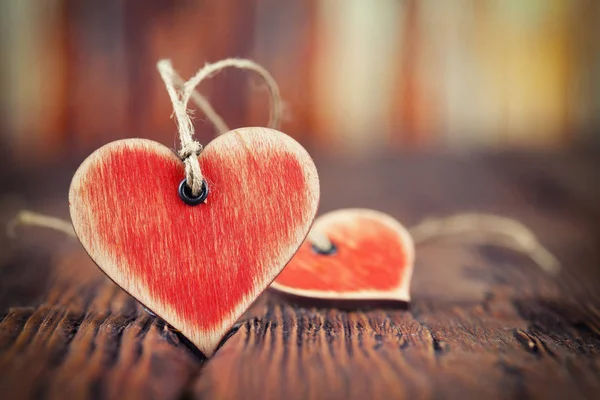 Corazones de madera sobre tabla de tablones viejos — Foto de Stock