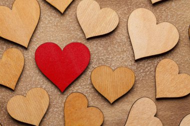 Kağıt arka plan üzerinde ahşap Kalpler