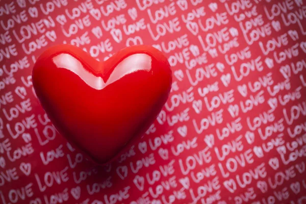 Rött hjärta på papper bakgrund — Stockfoto