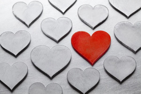 Γδαρμένο Μεταλλικές καρδιές σε ραγισμένο μεταλλική επιφάνεια — Φωτογραφία Αρχείου