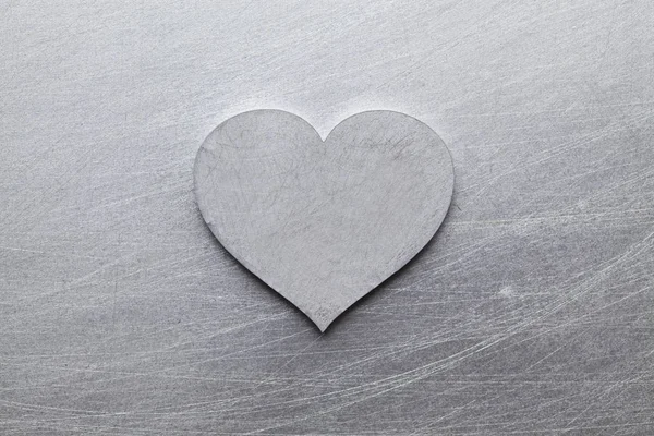 Coração de prata no fundo de metal riscado — Fotografia de Stock