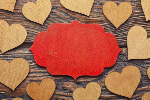 Červená Dřevěná deska a skupina srdce na prkna pozadí — Stock fotografie
