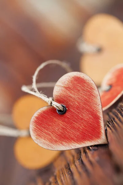 Eski plakalar masada ahşap Kalpler — Stok fotoğraf