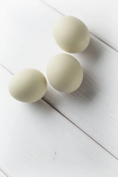 Drei Eier auf weißen Planken — Stockfoto