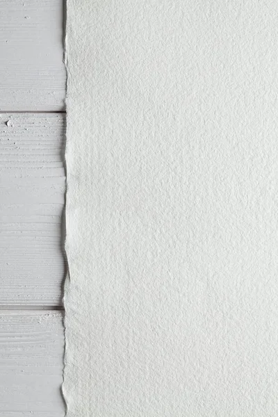 Weißer Hintergrund oder Textur - Papierbogen auf Holztisch — Stockfoto