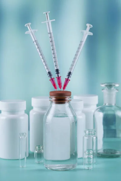 Три шприца в стеклянной бутылке с лекарством — стоковое фото