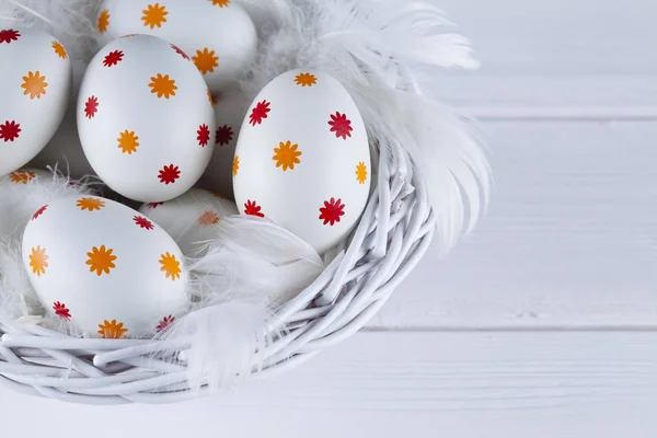 Ovos de páscoa modelados na cesta em mesa de madeira — Fotografia de Stock