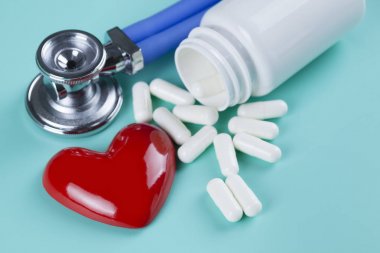 Stetoskop, hap ve rakam bir sembolü olarak kalp şeklinde 