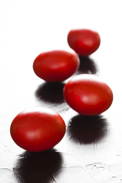 Sıvalı arka plan üzerinde kırmızı Paskalya yumurtaları — Stok fotoğraf