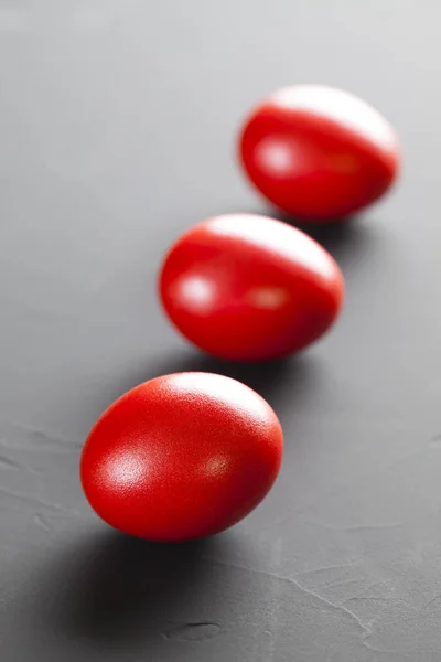 Huevos rojos de Pascua sobre fondo yeso —  Fotos de Stock