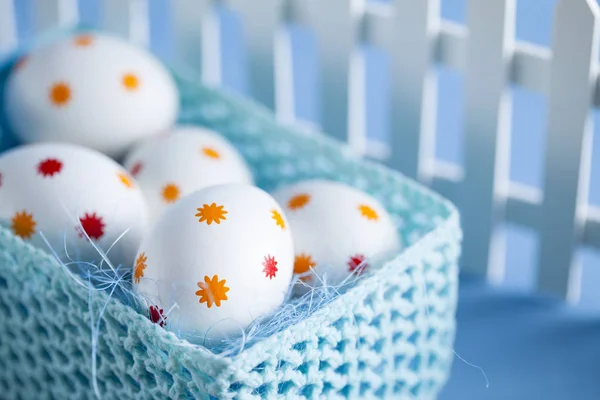 Uova di Pasqua nel nido e nel cestino — Foto Stock