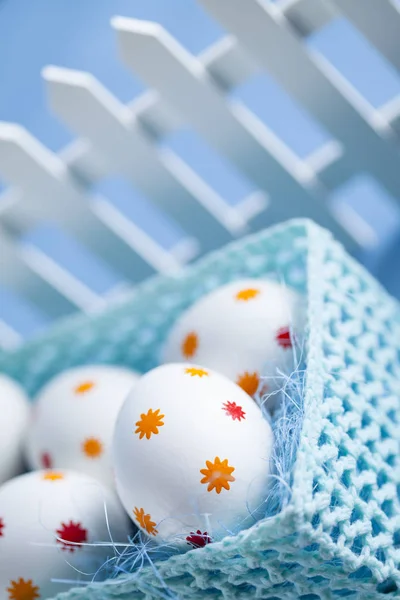 Uova di Pasqua nel nido e nel cestino — Foto Stock