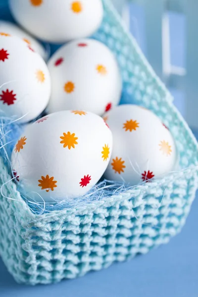 Uova di Pasqua nel nido e nel cestino — Foto Stock