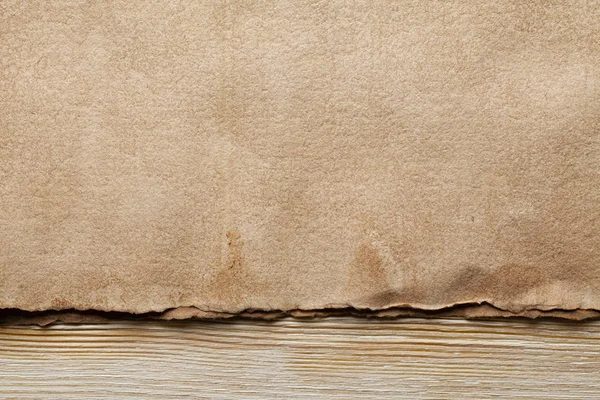 Folha de papel artesanal na mesa de madeira — Fotografia de Stock