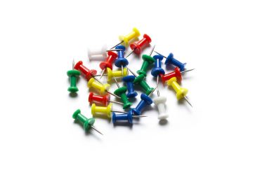 Beyaz arka plan üzerinde izole renkli raptiye