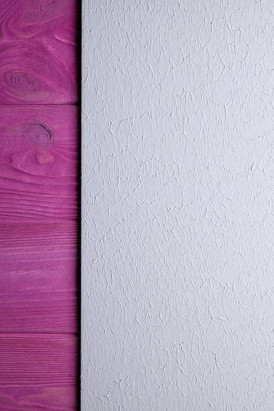 Két réteg háttér - vakolt felszíni és rózsaszín fából készült deszka — Stock Fotó