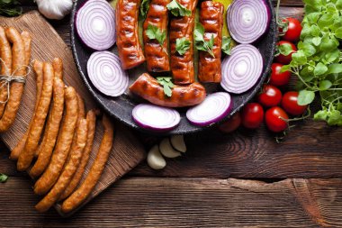 Sosis ve sebze bir pan ve ahşap masa 