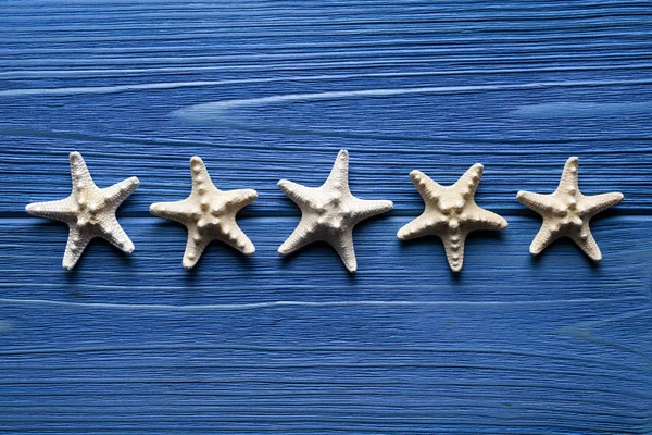 Starfishes em pranchas azuis fundo — Fotografia de Stock