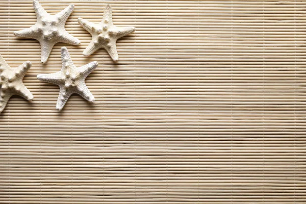 나무 배경 또는 질감에 starfishes — 스톡 사진