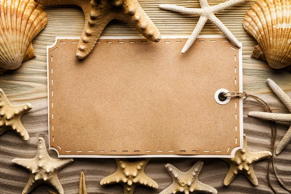 Zomer achtergrond - papier label, schelpen en strand zand — Stockfoto