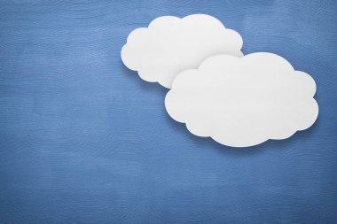 Arka plan - mavi düzensiz zemin üzerine iki beyaz bulutlar