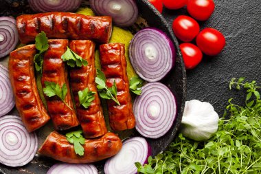 Izgara sosis, otlar ve sebze 