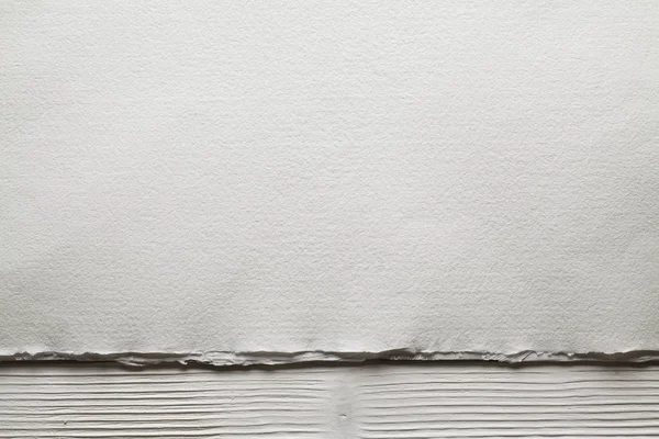 Лист из белой бумаги на деревянных досках — стоковое фото
