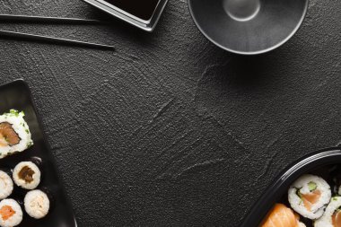 siyah arka plan üzerine Japon suşi