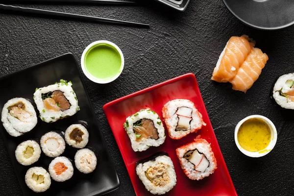 Set de sushi sobre fondo negro — Foto de Stock