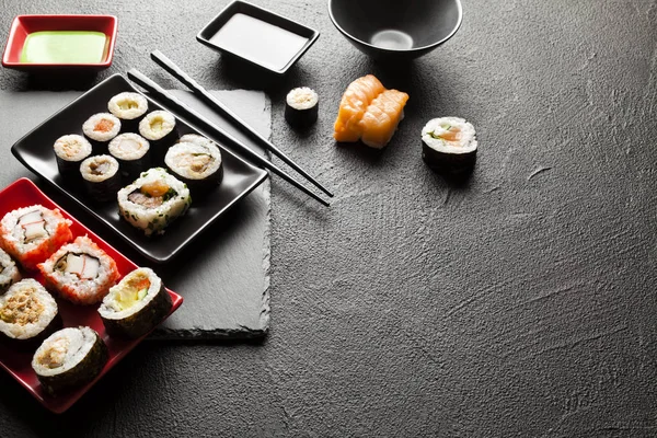 Sushi japonês definido na mesa preta — Fotografia de Stock