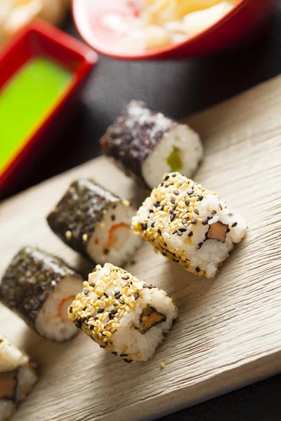 Sushi em prancha de madeira — Fotografia de Stock