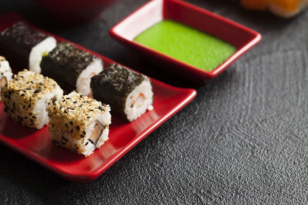 Suşi yemek kırmızı plaka ve wasabi