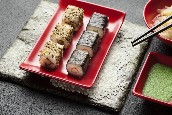 Cozinha japonesa tradicional - sushi na mesa preta — Fotografia de Stock