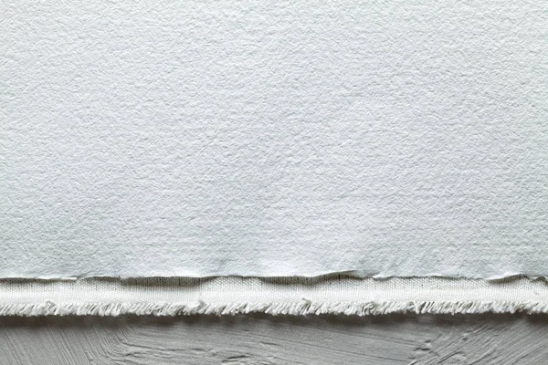 Blankt papper ark på vita putsade bakgrund — Stockfoto