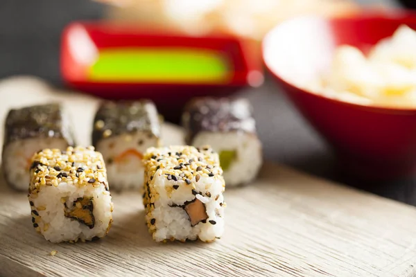 Sushi em prancha de madeira — Fotografia de Stock