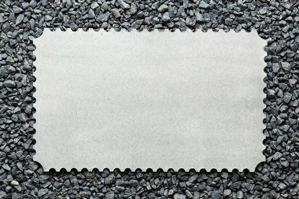 Hoja de papel en blanco sobre fondo de grava — Foto de Stock