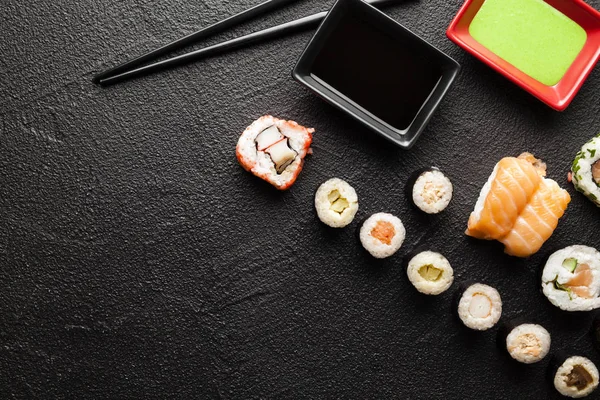 Siyah masaya Japon suşi rulo