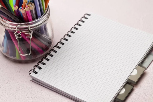 Notebook és színes ceruza, egy korsó — Stock Fotó