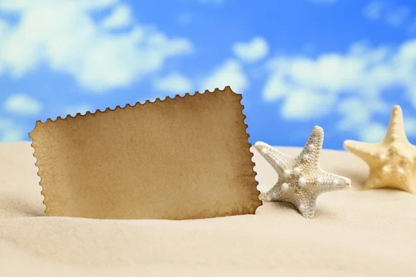 Hoja de papel en blanco en la playa — Foto de Stock
