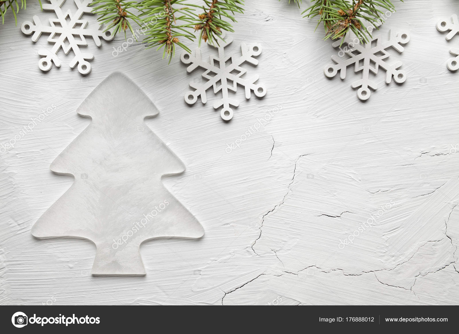 White Christmas tree pÅ‚atki Å›niegu i Å›wierk drzewa na tle Å›ciany tynkowane — ZdjÄ™cie od digieye
