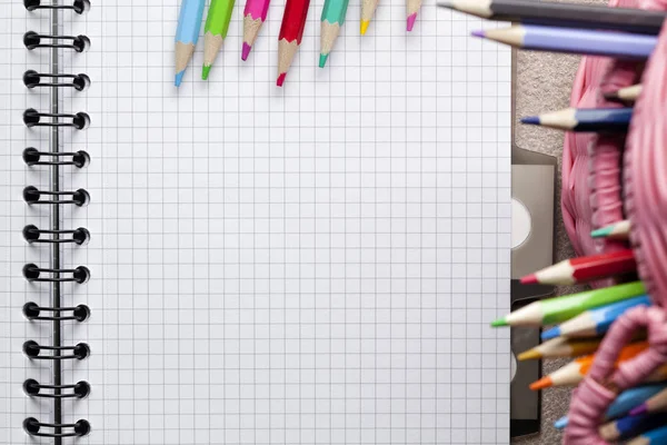 Красочные карандаши и школьная тетрадь — стоковое фото