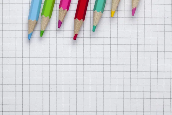 Lápis coloridos e caderno — Fotografia de Stock