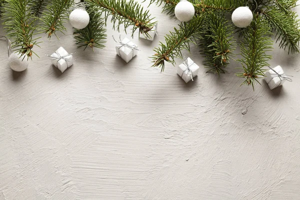 Рождественский фон - подарки, безделушки и ель на белом фоне — стоковое фото