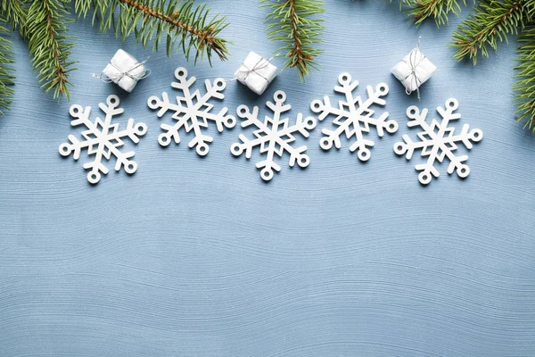 Árvore de abeto, presentes de Natal e flocos de neve em fundo azul — Fotografia de Stock