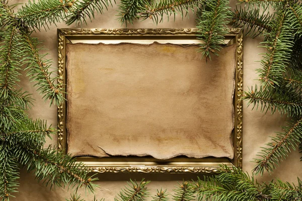 Noel arka plan - çam ağacı ve el yapımı kağıt levha — Stok fotoğraf