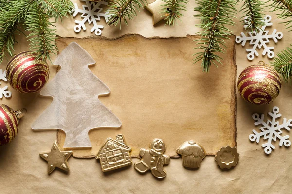 Hoja de papel en blanco y decoraciones navideñas — Foto de Stock