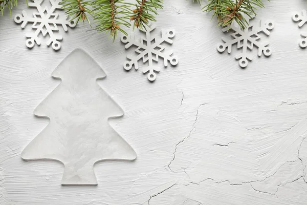 Weißer Weihnachtsbaum, Schneeflocken und Fichte auf verputztem Holz — Stockfoto