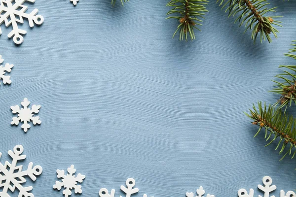 Φόντο χριστουγεννιάτικο - δέντρο έλατο και νιφάδες χιονιού σε μπλε έκφραση — Φωτογραφία Αρχείου