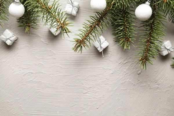 Karácsonyi háttér - Luc fa és dekorációk a fehér fonákkal — Stock Fotó